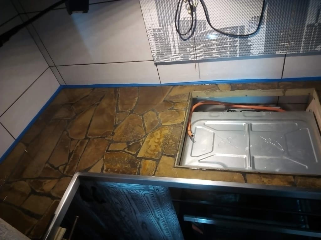 Blat z kamienia i żywicy z wycięciem przygotowanym pod płytę gazową