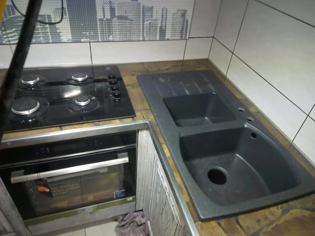 Granitowy zlewozmywak wpuszczony w blat kuchenny wykończony żywicą