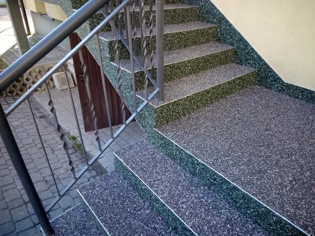 Kamienny dywan na schodach zewnętrznych widziany z góry