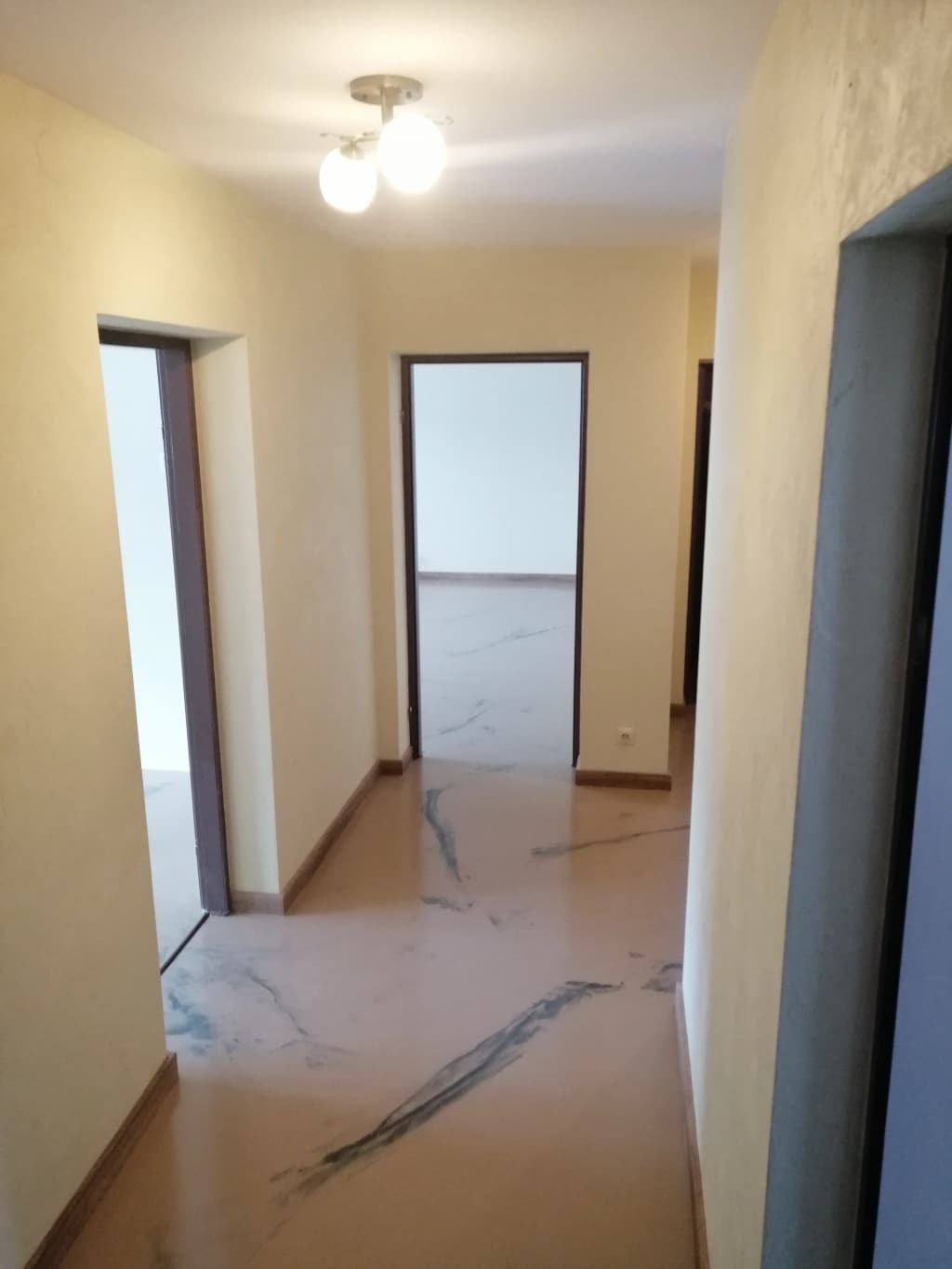 Posadzka żywiczna w korytarzu mieszkania, ciągła powierzchnia bez listew progowych
